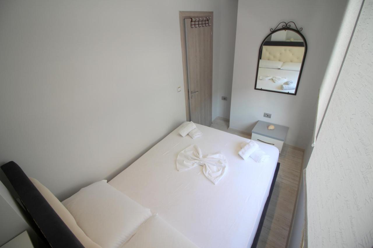 Luxury Seafront Apartments Sarandë Exteriör bild