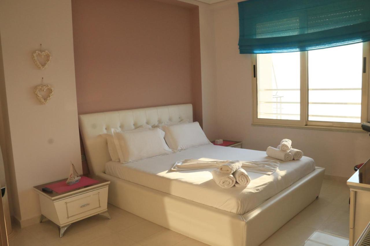 Luxury Seafront Apartments Sarandë Exteriör bild